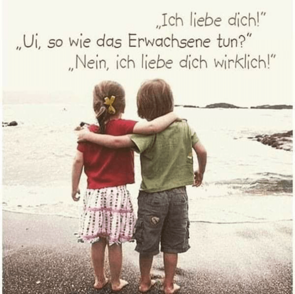 Zwei kleine Kinder stehen am Strand und schauen aufs Meer, die Arme umeinander gelegt. Darüber der Dialog: Ich liebe dich! - Ui, so wie das Erwachsene tun? - Nein, ich liebe dich wirklich!