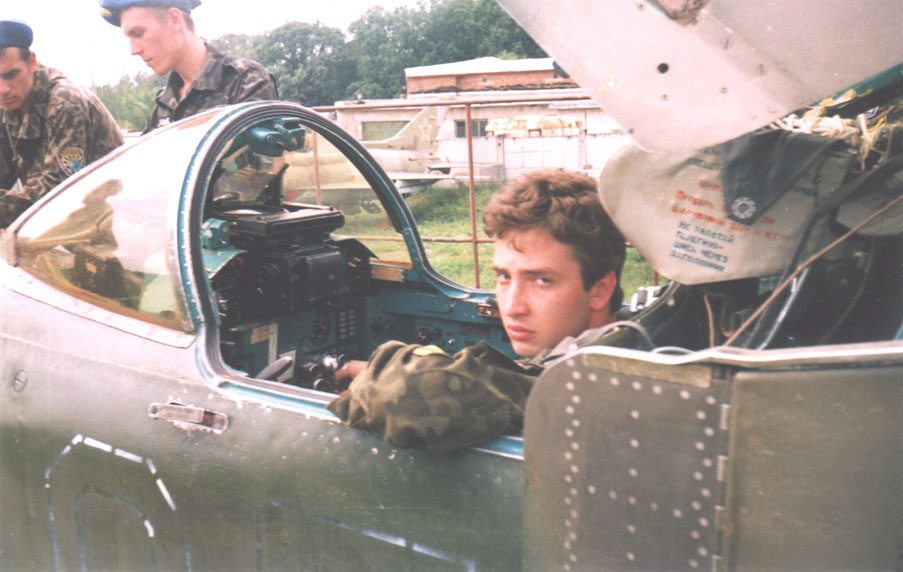 Foto, das Igor während seiner Wehrdienstzeit früher in einem alten Flugzeugcockpit zeigt